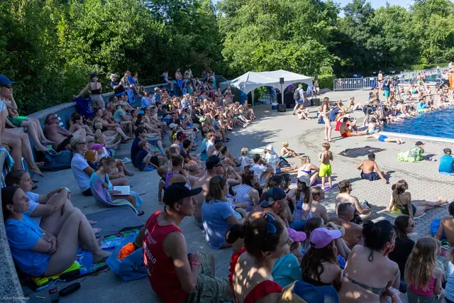 Die Veranstaltung war bei herrlichem Wetter sehr gut besucht. Insgesamt waren bei der Veranstaltung etwas mehr als 300 Badegäste anwesend.  | Foto: Karl J. Ebensberger 