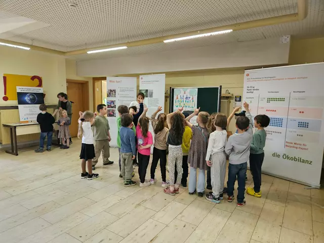 Die Ausstellung 4:0 für Recyclingpapier in der Joseph-Maria-Lutz-Schule.  | Foto: © Stadtverwaltung Pfaffenhofen a. d. Ilm