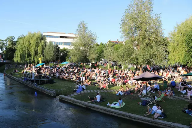 Zahlreiche Besucherinnen und Besucher kamen zur Eröffnung auf die Ilminsel und genossen die sommerliche Atmosphäre.  | Foto: © Stadtverwaltung