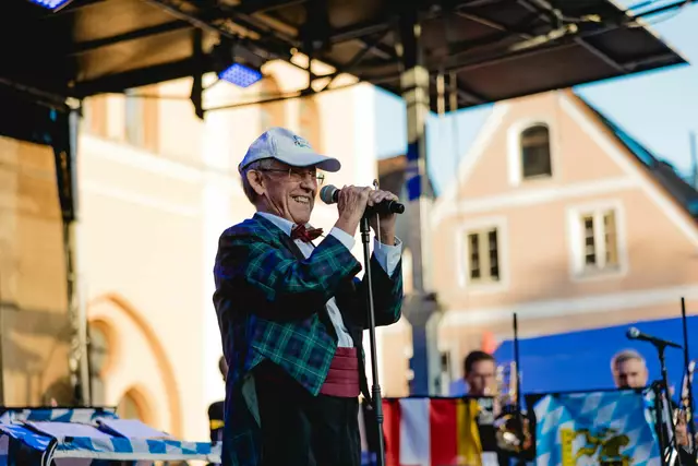 Frontmann Bob Ross war ein Publikumsmagnet und gab zahlreiche Autogramme.  | Foto: Foto: Florian Schaipp