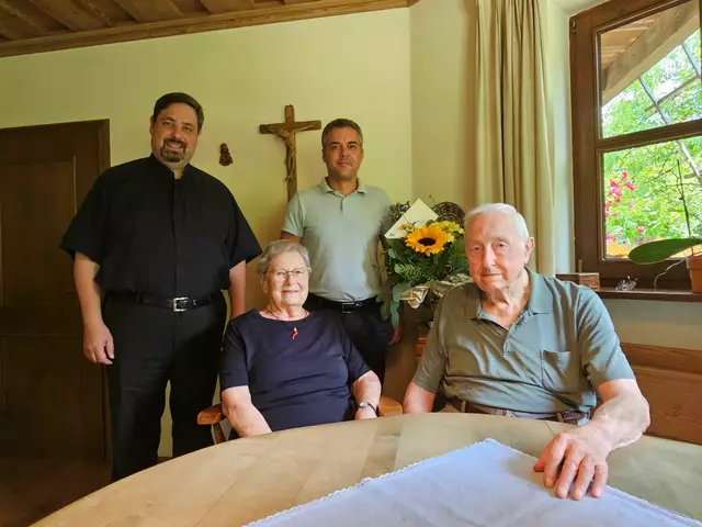 Herzliche Glückwünsche zum 80. Geburtstag der ehemaligen Stadträtin Maria Bauer überbrachte Bürgermeister Thomas Herker. (Die Jubilarin umrahmt von Ehemann Johann Bauer, Bürgermeister Herker und dem jüngsten der drei Söhne, Pfarrer Max Bauer.)  | Foto: © Stadtverwaltung, F. Erdle