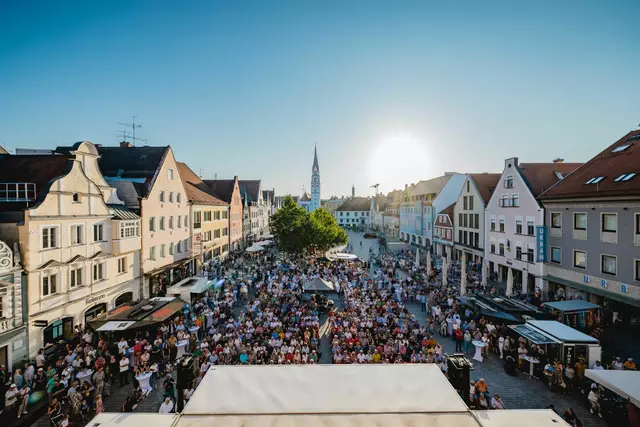 Kein Sitzplatz blieb frei beim Klassik-Open-Air vor dem Rathaus. | Foto: © Lukas Sammetinger
