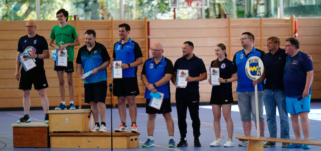 Die Einzelsiegerehrung mit Patrick Endres (4.v.l) auf dem Treppchen, daneben Christian Bolzer