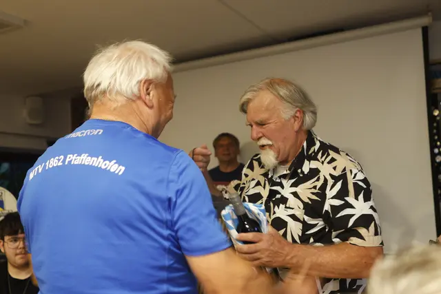 MTV-Vorstand Helmut Reiter ehrt Albert Lob, verdienter Spieler und ehemaliger Vorstand der TT-Abteilung