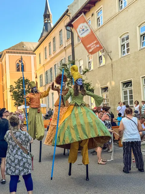 Der Walking-Act „Die Stelzer“ waren auch heuer wieder in der Innenstadt unterwegs.  | Foto: © Camilo Jimenez