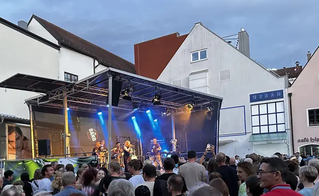 Die Cover-Band „Die Band“ brachte ihr Publikum in der Löwenstraße zum Mitsingen und Tanzen.  | Foto: © Anja Lederer