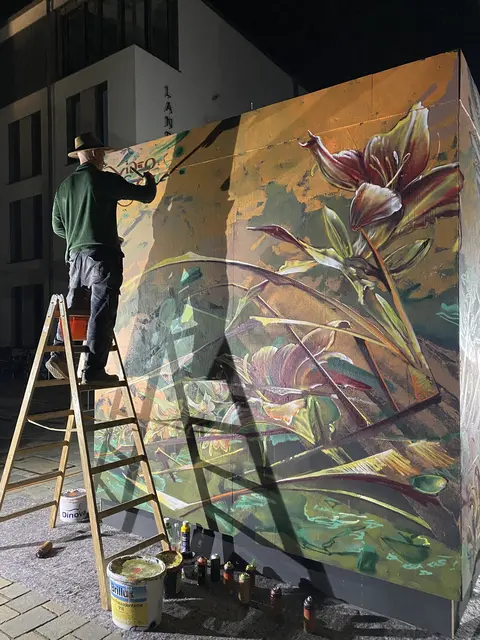 Am Samstag gestaltete das Streetart-Künstlerduo Video.Sckre (Julia Heinisch und Frederic Sontag) live einen riesigen schwarzen Würfel vor dem Landratsamt.