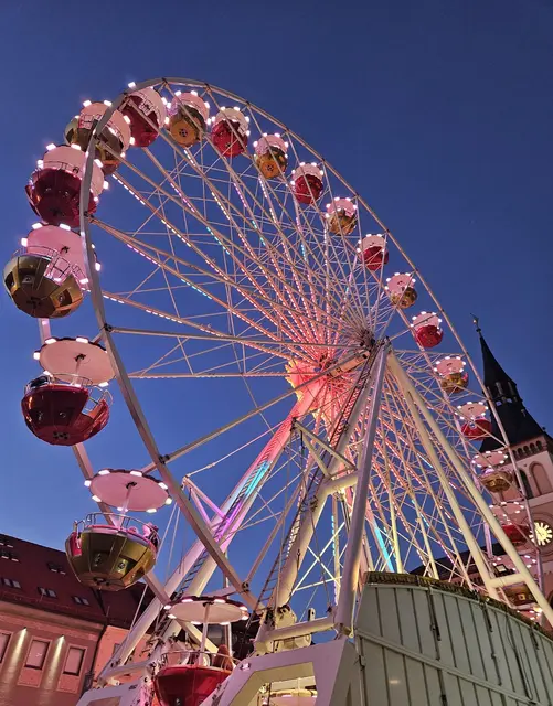 Das Riesenrad wurde auch in diesem Jahr wieder vor dem Rathaus aufgestellt.  | Foto: © Lena Schwärzli