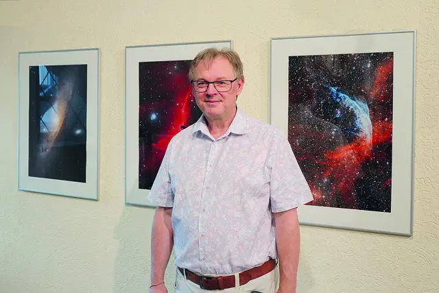 Harald Becher zeigt im Foyer vor der Städtischen Galerie beeindruckende Fotografien aus dem Weltraum. | Foto: Nadin Klier, Stadtverwaltung