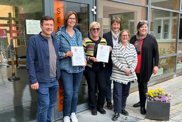 Heidi Andre und Pia Fischer erhielten eine Urkunde für den Starterkurs „Freizeit, Vielfalt &amp; Älterwerden in Oberbayern“. (v.l.n.r. Christoph Höchtl, Pia Fischer, Heidi Andre, Gabriele Kuhn, Katharina Bayer, Sabine Distler) | Foto: Nadin Klier, Stadtverwaltung