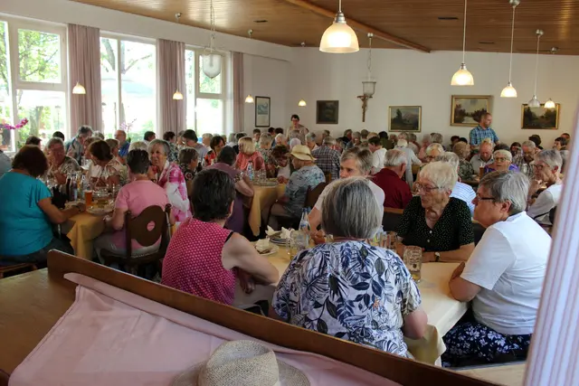 Beim Mittagessen im Kloster war Zeit, sich auszutauschen.  | Foto: Seniorenbüro