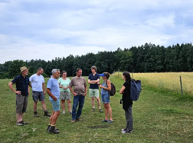 Vertreter der Schweisfurth Stiftung, der Stadt Pfaffenhofen auf dem Betrieb der Familie Reisinger  | Foto: Stadtverwaltung