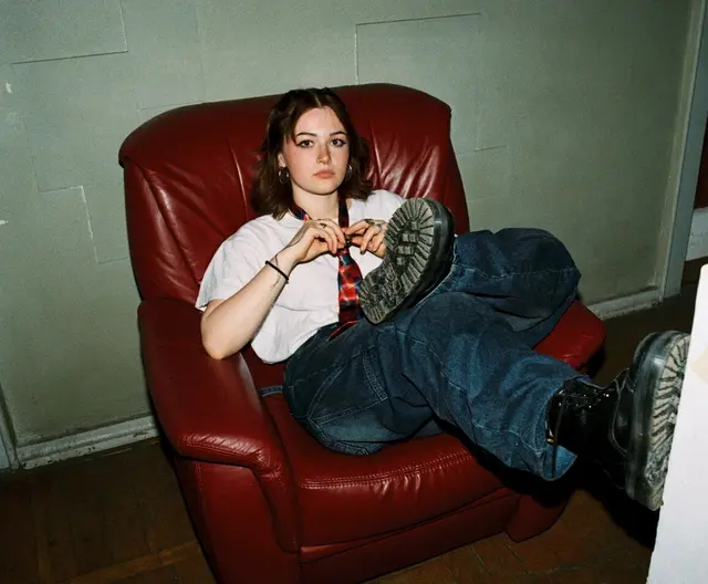 Die junge Musikerin Damona überzeugt mit ihrer klaren Haltung und einzigartigen Stimme.  | Foto: © Dominik Friess