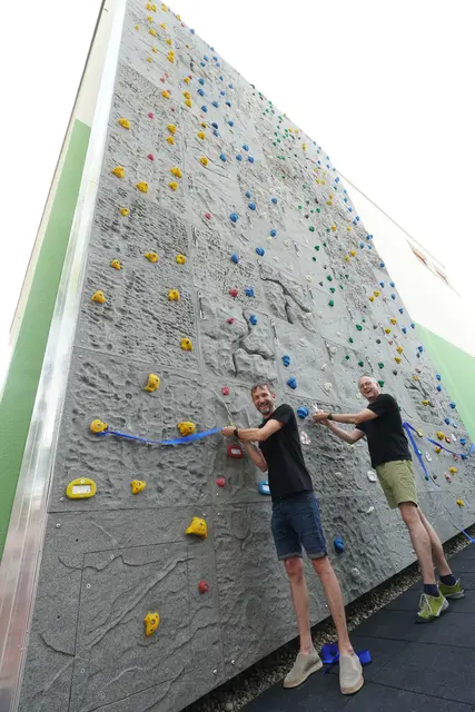 Eröffnung der Ostwand durch Florian Brunthaler (li.) und dem 3. Vorstand Roland Bergmeier (re.). | Foto: Markus Friedrich