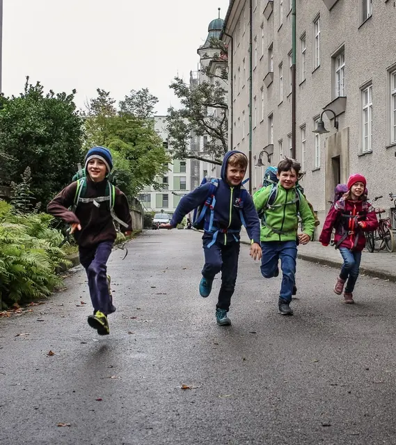 Geimeinsam sicher zur Schule mit dem Lutzbus.  | Foto: Green City_Bus, Melina Münchow