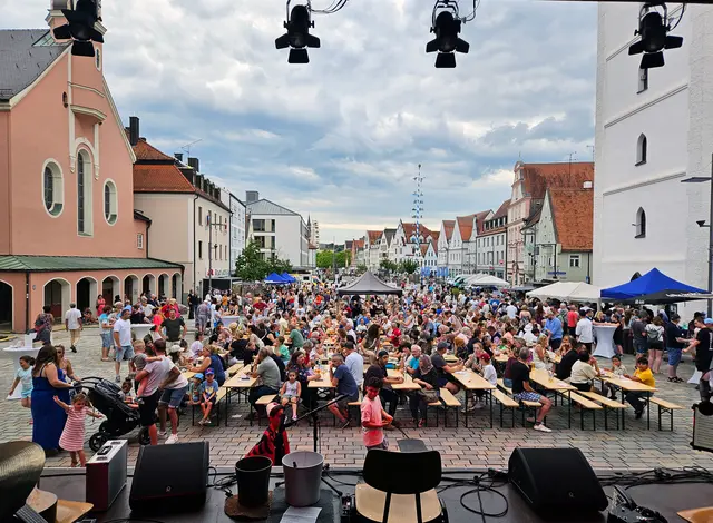Zahlreiche Gäste feierten die Internationale Nacht auf dem Oberen Hauptplatz.
 | Foto: Nadin Klier