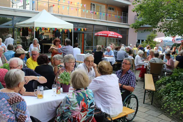 Zu einem gemeinsamen Abend im Bürgerzentrum lädt das Seniorenbüro Ende Juli ein.  | Foto: © Seniorenbüro