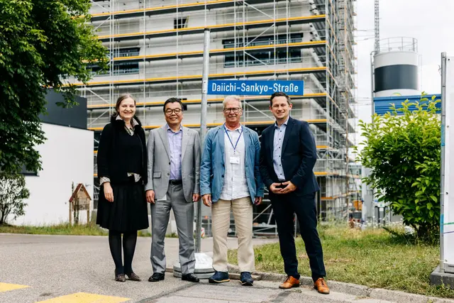 Dr. Nora Urbanetz, Dr. Hiroto Kashiwase, Roland Dörfler und Matthias Kühn freuten sich über das neue Straßenschild. 
 | Foto: © Lukas Sammetinger