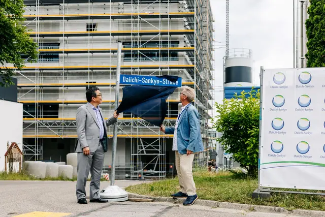 Dr. Hiroto Kashiwase und Roland Dörfler enthüllten das Straßenschild.  | Foto: © Lukas Sammetinger