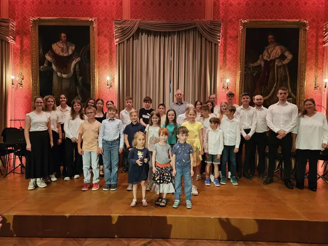 Die Schülerinnen und Schüler freuten sich über den Applaus. | Foto: © Anja Lederer, Stadtverwaltung