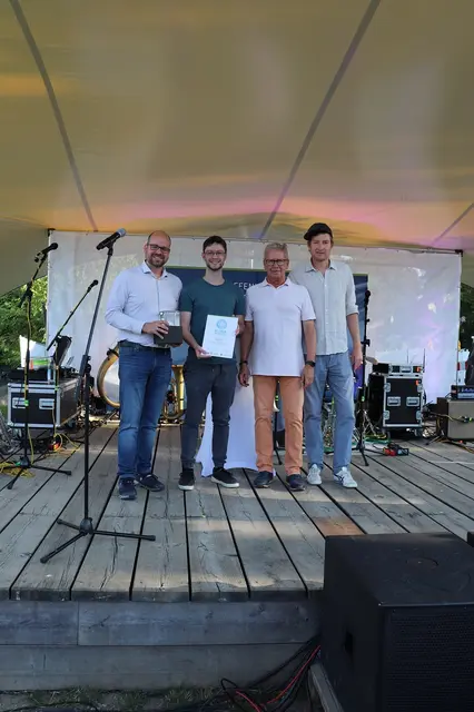 Moritz Hutterer nimmt den Preis für Noesens GmbH für den Jurypreis größte CO2-Einsparung entgegen.  | Foto: Stadtverwaltung