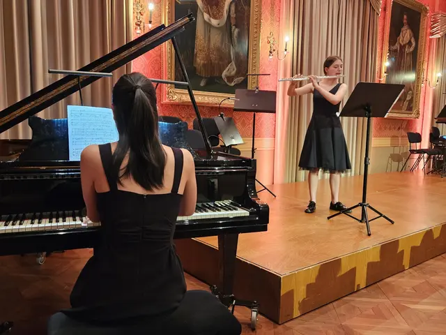 Das Duo Anastasiia Lytvyn (Querflöte) und Lina Chen (Klavier) stellten ihr Programm vom Bundeswettbewerb „Jugend musiziert“ vor.  | Foto: © Anja Lederer, Stadtverwaltung)