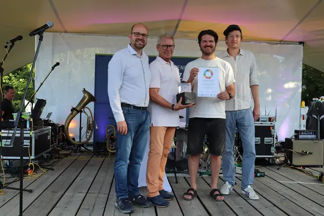 Geschäftsführer Manuel Müller nimmt den Nachhaltigkeitspreis für die Müllerbräu Gmbh &amp; Co. KG entgeben.  | Foto: Stadtverwaltung