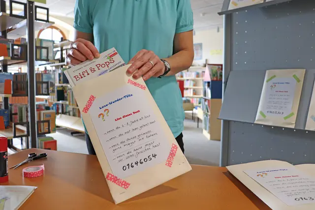 Die Lese-Wunder-Tüten überraschen mit den unterschiedlichsten Büchern.  | Foto: Stadtbücherei Pfaffenhofen