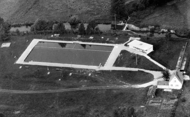 Das idyllisch am Gerolsbach gelegene Freibad war bis 1970 beliebter Badeplatz (1957).  | Foto: Stadtarchiv Pfaffenhofen