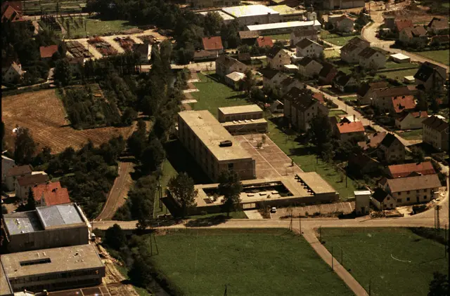 Mit dem Bau der heutigen Realschule (unten links) und der Mädchenschule (Bildmitte) begann 1966 die Errichtung des Schulzentrums (1968).  | Foto: Stadtarchiv Pfaffenhofen