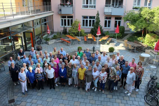 Ohne den Einsatz der rund 100 Ehrenamtlichen würde die Seniorenarbeit in Pfaffenhofen nicht funktionieren.  | Foto: Seniorenbüro