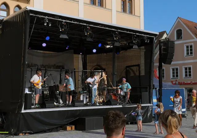 Zum Auftakt des Sommer Open Airs trat die Schrobenhausener Band Pawn Painters auf. | Foto: © Kilian Funk, Stadtverwaltung Pfaffenhofen a. d. Ilm