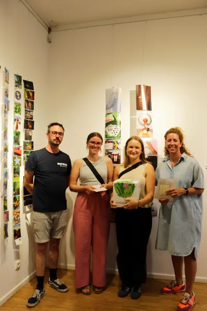 Die Siegerinnen der Erwachsenen-Kategorie Ü18. (v.l. Matthias Stadler, Leiter Stadtjugendpflege, Mia Engl und Lena Eisenmann, Siegerinnen Fotogehgrafie Ü18 und Julia Spitzenberger, Jugendreferentin des Stadtrats)  | Foto: Stadtjugendpflege