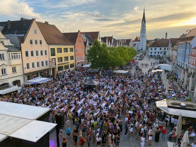 Zahlreiche Besucher strömten zum Sommer Open Air auf den Hauptplatz. | Foto: © Kilian Funk, Stadtverwaltung Pfaffenhofen a. d. Ilm