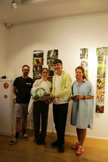 Die Sieger in der Kategorie unter 18. (v.l. Matthias Stadler, Leiter Stadtjugendpflege, Magdalena Brendel und Elias Hehme, Sieger Fotogehgrafie U18 und Julia Spitzenberger, Jugendreferentin des Stadtrats) | Foto: Stadtjugendpflege