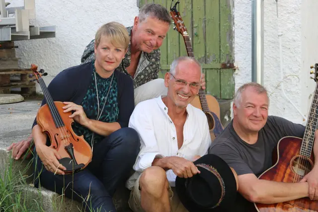 Lieder im bairischen Dialekt von der Band Gschwerl.  | Foto:  Willi Lettmair