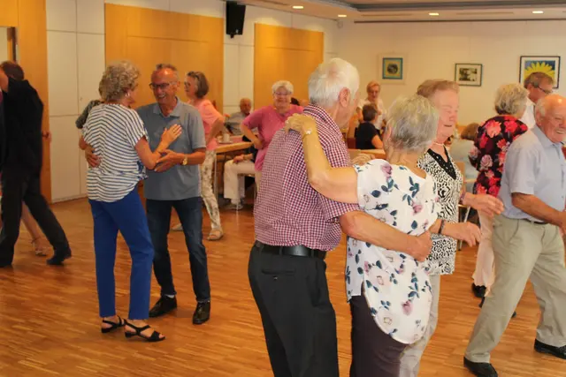 Gute Stimmung beim beliebten Tanztreff im Hofbergsaal. | Foto: Seniorenbüro