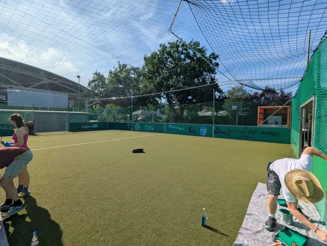 Die Mitglieder des Jugendparlaments haben die Bande des Soccer 5-Platzes neu gestrichen.  | Foto: © Stadtjugendpflege