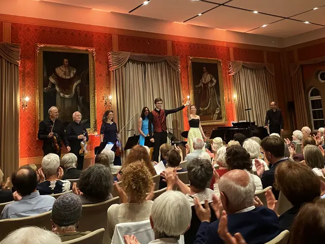 Die beiden Vokalisten Julia Rempe und Daniel Sauer begeisterten das Publikum und bekamen viel Applaus.   | Foto: © Stadtverwaltung