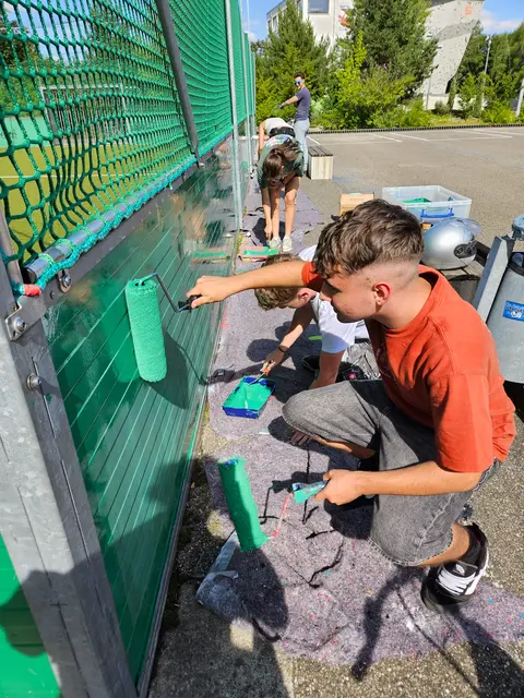 Die Mitglieder des Jugendparlaments haben die Bande des Soccer 5-Platzes neu gestrichen.  | Foto: © Stadtjugendpflege