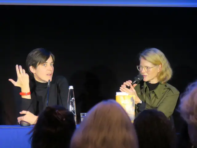 Gaea Schoeters sprach im Rahmen der Lesebühne 2024 mit Dorle Kopetzky über ihr Buch „Trophäe“ | Foto: Stadtverwaltung