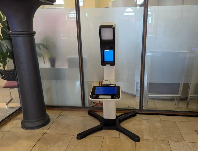 Das neue Gerät zur Lichtbildaufnahme steht im Bürgerbüro zur Verfügung.