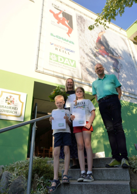 Frau Mauell mit zwei ihrer Kinder und Herr Roland Bergmeier, 3. Vorstand. | Foto: Markus Friedrich
