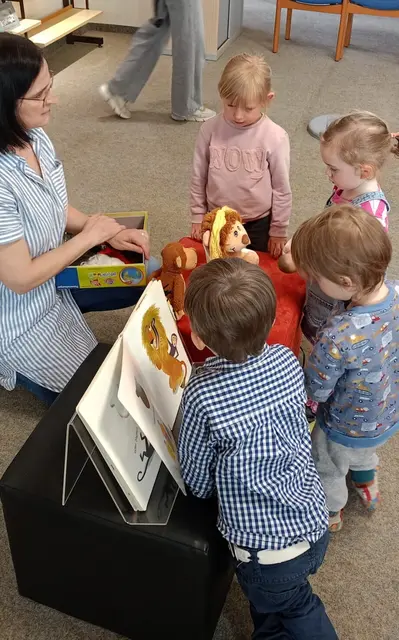Bücherwurm Rudi weckt das Interesse der Kinder. | Foto: Stadtbücherei