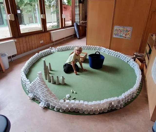 Die Joghurtbecher von den Nachspeisen des Mittagessens wurden gesammelt, gewaschen und sind jetzt Bau- und Spielmaterial in der Baustelle.  | Foto: © Stadtverwaltung Pfaffenhofen a. d. Ilm