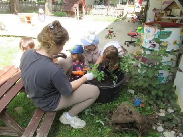 Die Kinder pflanzten eigenes Obst und Gemüse, um das Wachsen von Pflanzen zu beobachten und kennenzulernen, welche Bedingungen für ein gutes Wachsen notwendig sind.  | Foto: © Stadtverwaltung Pfaffenhofen a. d. Ilm