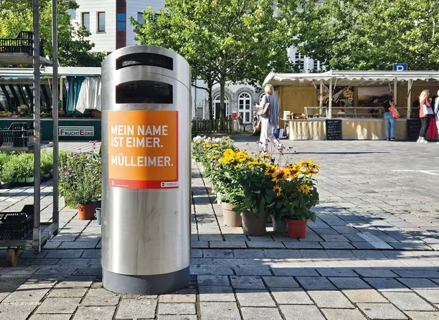 Die Mülleimer in der Innenstadt sind nun mit orangen Aufklebern ausgestattet.  | Foto: © Nadin Klier, Stadtverwaltung
