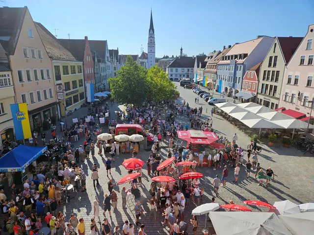 Jedes Jahr ist der Andrang zur öffentlichen Bierprobe auf dem Hauptplatz groß.  | Foto: Stadtverwaltung Pfaffenhofen