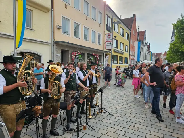 Die „Pfahofara Buam“ sorgten auf dem Hauptplatz für gute Stimmung. | Foto: Stadtverwaltung Pfaffenhofen a. d. Ilm, Lena Schwärzli