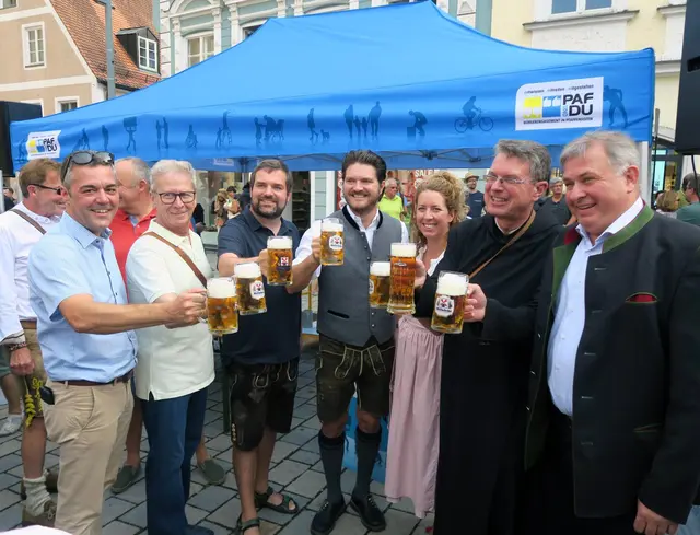 v. l. Bürgermeister Thomas Herker, Zweiter Bürgermeister Roland Dörfler, Volksfestreferent Richard Fischer, Chef der Brauerei Müllerbräu Manuel Müller, Festwirtin Julia Spitzenberger, Pater Lukas Wirth von der Klosterbrauerei Scheyern, Festwirt Lorenz Stiftl. | Foto: Stadtverwaltung Pfaffenhofen a. d. Ilm, Lilly Denz